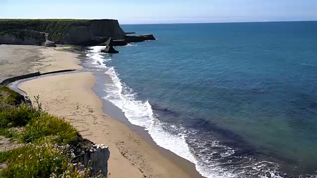 海浪冲击着空荡荡的海滩，北加州的桑迪海岸线，深蓝色的海水和阳光视频素材