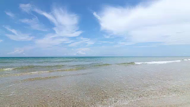 清新和阳光明媚的泰国热带海景海滩，海浪拍打着沙滩，4K Dci分辨率视频素材