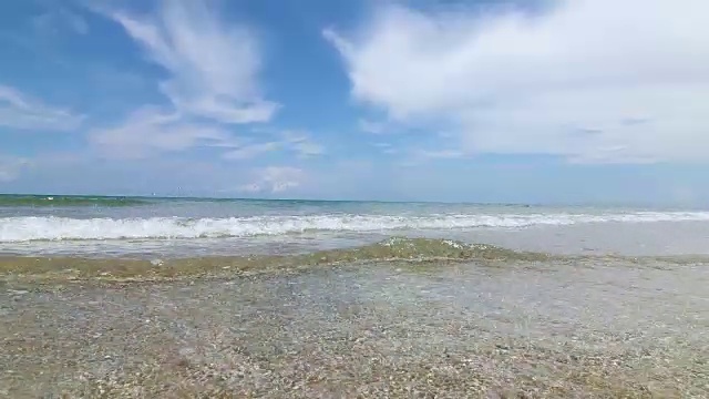 清新和阳光明媚的泰国热带海景海滩，海浪拍打着沙滩，4K Dci分辨率视频素材