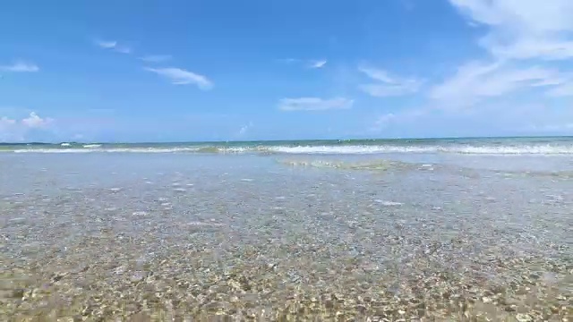 清新和阳光明媚的泰国热带海景海滩，海浪拍打着沙滩，4K Dci分辨率视频素材