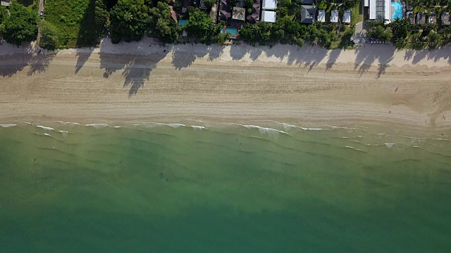 4K空中飞行在白色沙滩和美丽的蓝色海洋在泰国潮老海滩美丽的海景。视频素材