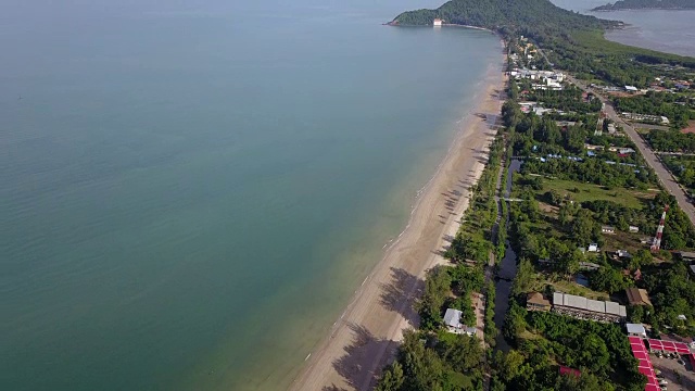 4K空中飞行在白色沙滩和美丽的蓝色海洋在泰国潮老海滩美丽的海景。视频素材