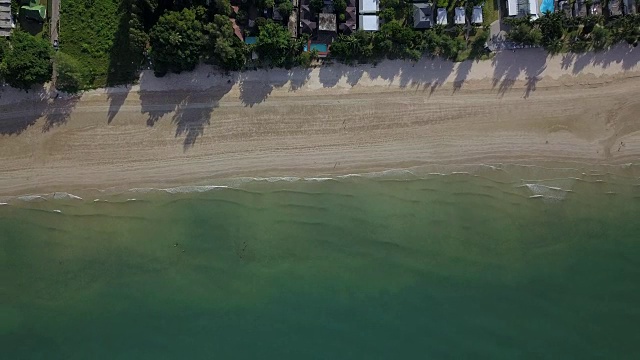 4K空中飞行在白色沙滩和美丽的蓝色海洋在泰国潮老海滩美丽的海景。视频素材