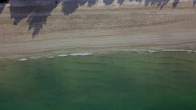 4K空中飞行在白色沙滩和美丽的蓝色海洋在泰国潮老海滩美丽的海景。视频素材