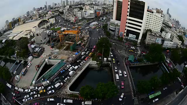 角鱼眼:曼谷华兰芳路傍晚的灯光，市中心华兰芳火车站视频素材