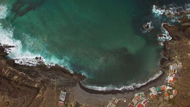 鸟瞰图的村庄Puertito de Molinos和他隐藏的海滩在富埃特文图拉。视频素材