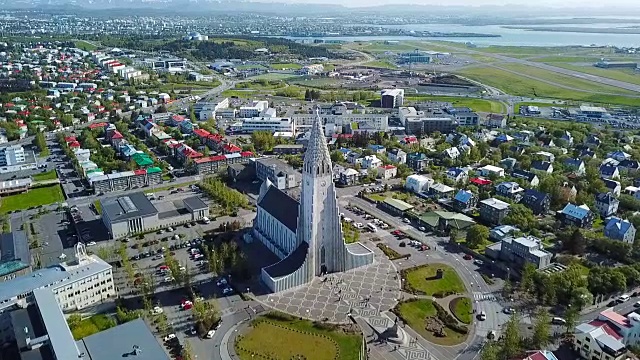 冰岛雷克雅未克Hallgrimskirkja教堂现代建筑。空中视频。从上到下。空中dron视频。令人惊叹的市中心视野飞行。视频素材