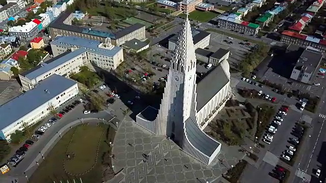 雷克雅未克Hallgrimskirkja教堂概述冰岛雷克雅未克现代建筑。空中视频。从上到下。空中无人机视频。令人惊叹的市中心视野飞行。视频素材