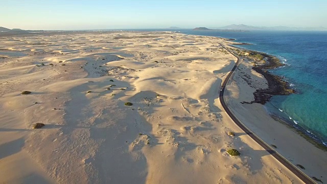 鸟瞰图的汽车道路在海滨Corralejo沙丘，富埃特文图拉。视频素材