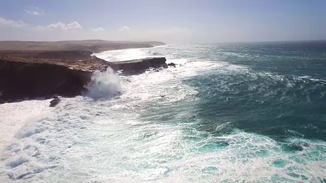 在富埃特文图拉，海浪撞击punta Guadalupe的岩石的鸟瞰图。视频素材