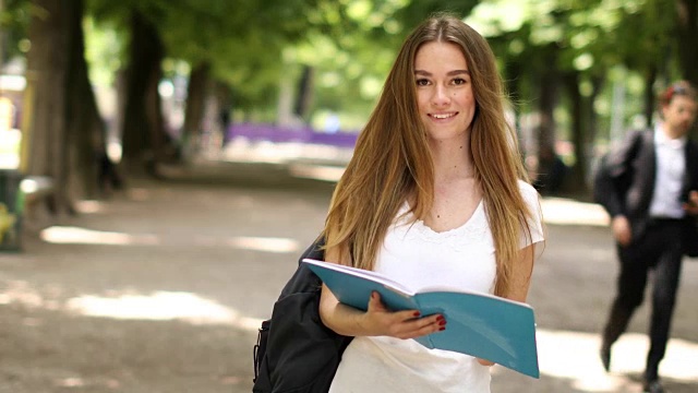 年轻女学生站在户外视频素材