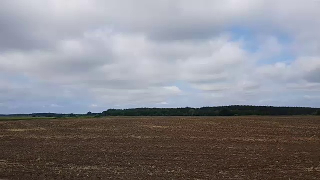 春天的田野。美丽的雷雨云掠过田野视频素材