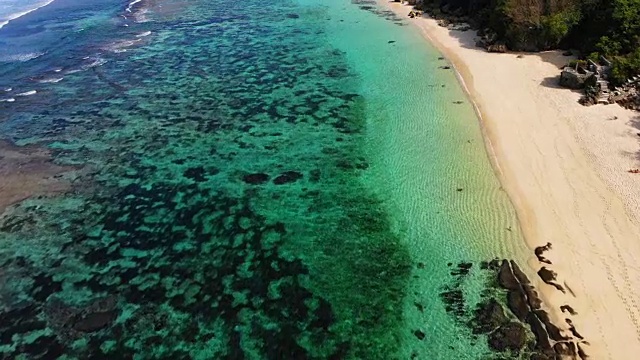 鸟瞰图与热带海滩与绿松石海水视频素材