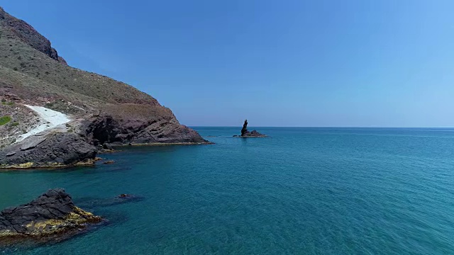 西班牙阿尔梅里亚Cabo de Gata美丽的火山岩层视频素材