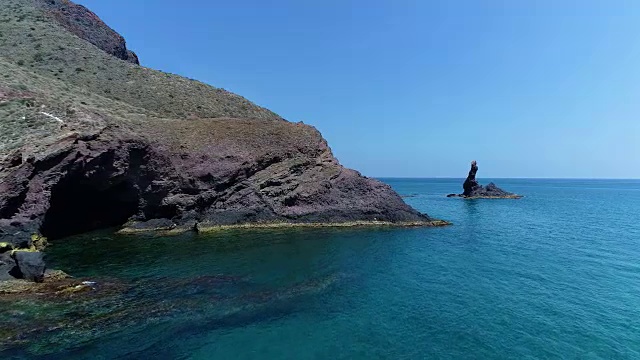 西班牙阿尔梅里亚Cabo de Gata美丽的火山岩层视频素材