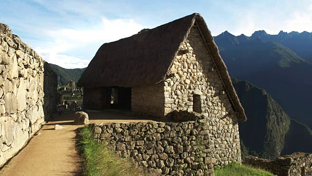 一个阳光明媚的早晨，马丘比丘重建的小屋视频素材