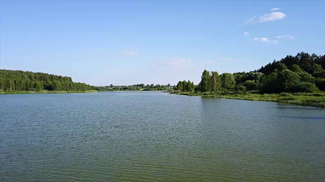 夏日湖岸航拍全景4k俄罗斯视频素材