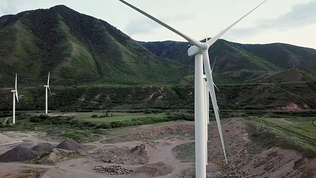 风力发电厂的涡轮机在山区视频素材