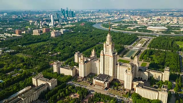 阳光明媚的一天莫斯科城市景观著名的大学综合体和现代城市空中全景4k时间推移俄罗斯视频素材