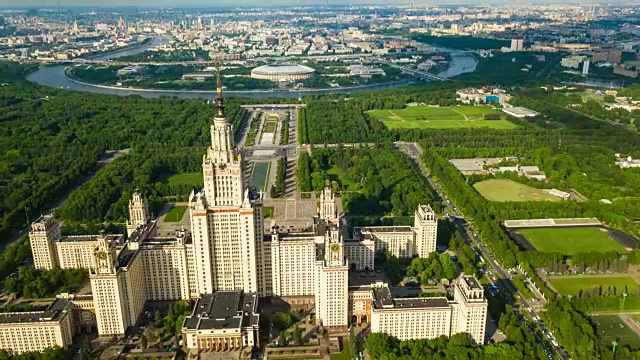 阳光明媚的一天莫斯科城市景观著名的大学综合体和麻雀山航空全景4k时间推移俄罗斯视频素材