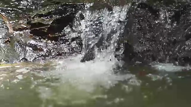 雨林中的瀑布。缓慢的运动。视频素材