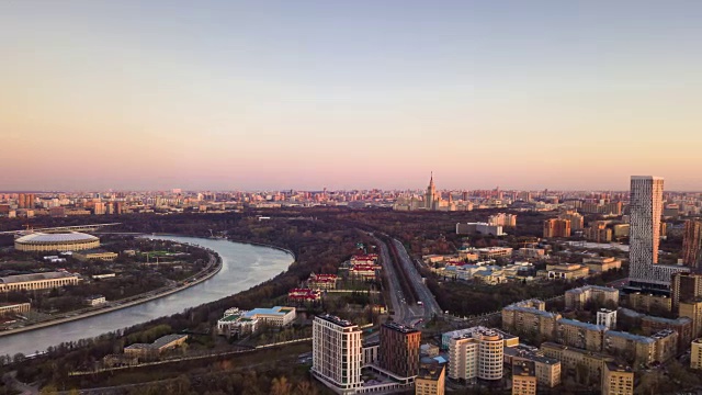 日落天空莫斯科城市景观河流和大学交通街道空中全景4k时间流逝俄罗斯视频素材