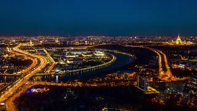 夜晚照亮莫斯科城市风景，交通，街道十字路口空中全景，4k时间流逝俄罗斯视频素材