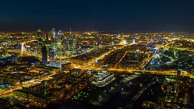 夜晚照亮莫斯科城市交通街道航拍城市景观全景4k时间流逝俄罗斯视频素材