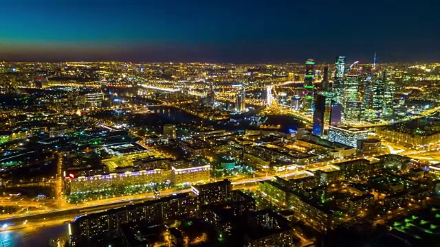 夜晚日落照亮莫斯科城市交通街道空中城市景观全景4k时间流逝俄罗斯视频素材