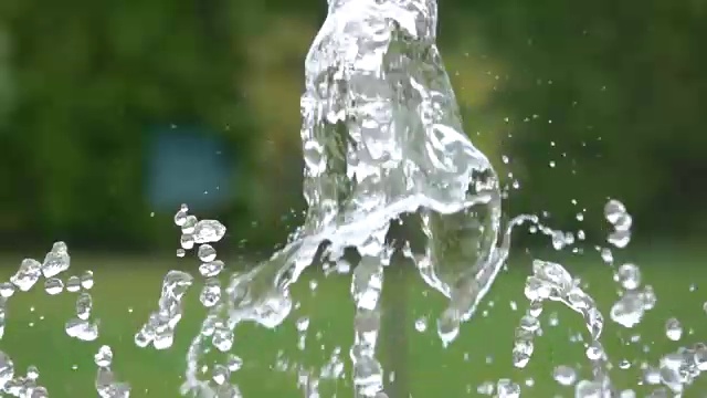 在夏天在公园阳光喷泉溅水的光的特写。花园里的喷泉。缓慢的运动。视频素材