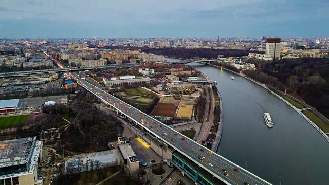 黄昏天空莫斯科城市景观河流交通道路空中全景4k时间流逝俄罗斯视频素材