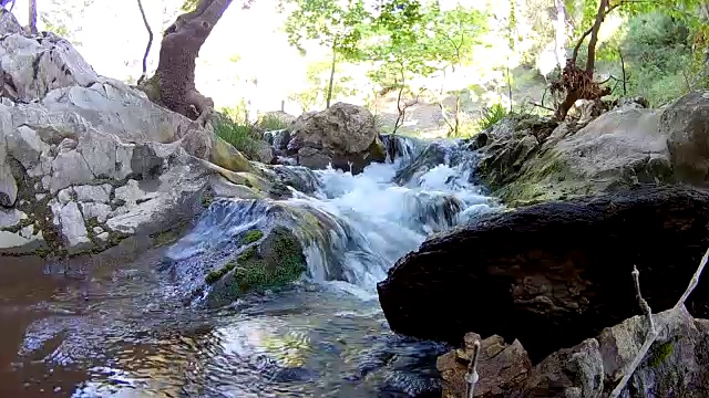 泉水从山上流下，小溪视频素材