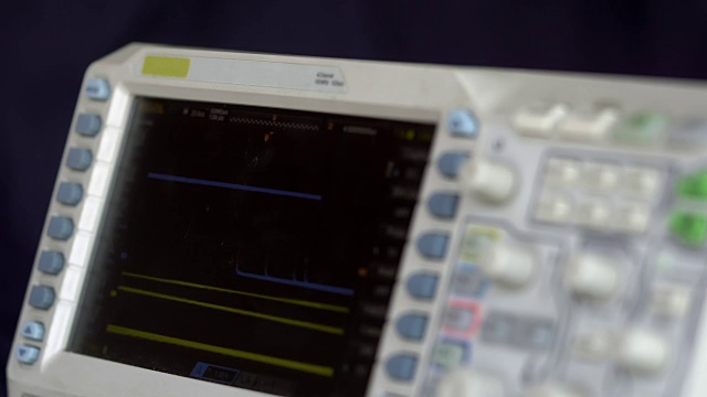 示波器屏幕上显示的电信号视频素材