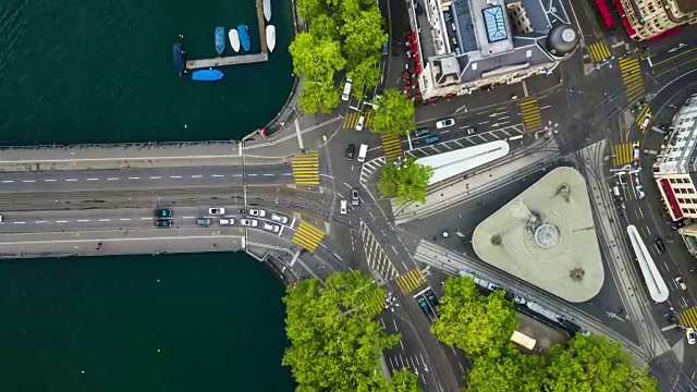 雨天苏黎世市著名的河边有轨电车交通街道十字路口，空中俯瞰4k时间流逝瑞士视频素材