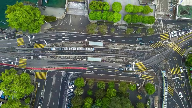 下雨天苏黎世市著名的有轨电车交通街道十字路口空中俯瞰4k时间流逝瑞士视频素材