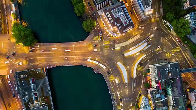 夜晚照亮苏黎世城著名的有轨电车交通十字路口，河边空中俯瞰4k时间流逝的瑞士视频素材