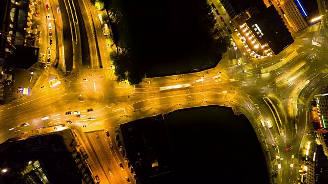 夜晚照亮苏黎世城市交通街道道路空中俯瞰4k时间流逝瑞士视频素材