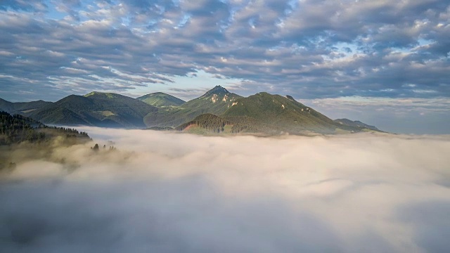 史诗般的飞翔在清晨群山的云层上时光流逝视频素材