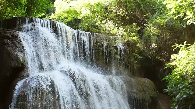 美丽的瀑布小溪在超级慢动作，Huay Mae Khamin瀑布，泰国视频素材