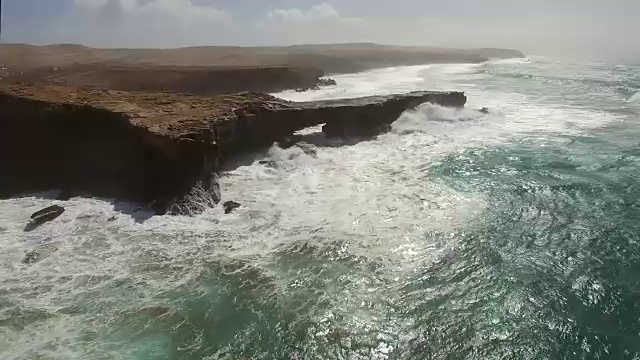 在富埃特文图拉，海浪撞击punta Guadalupe的岩石的鸟瞰图。视频素材