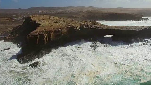 在富埃特文图拉，海浪撞击punta Guadalupe的岩石的鸟瞰图。视频素材