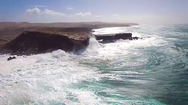 在富埃特文图拉，海浪撞击punta Guadalupe的岩石的鸟瞰图。视频素材