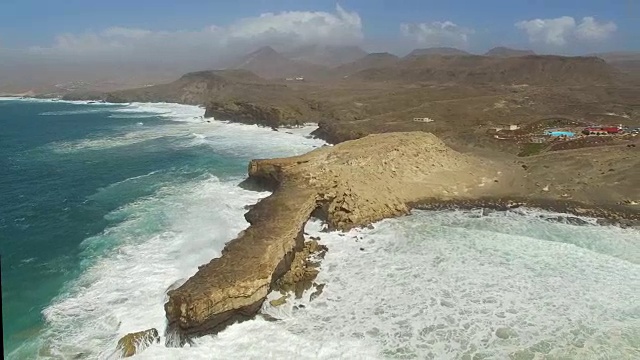 在富埃特文图拉，海浪撞击punta Guadalupe的岩石的鸟瞰图。视频素材