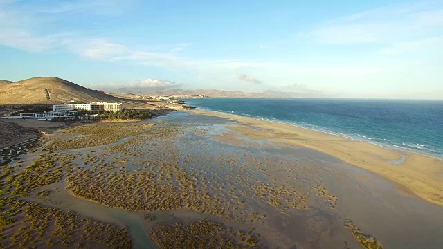 空海滩鸟瞰图在Sotavento泻湖海滩在富埃特文图拉。视频素材