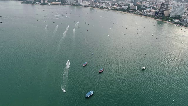 泰国芭堤雅海滩附近海上快艇的鸟瞰图视频素材