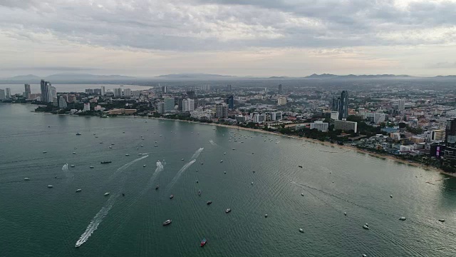 泰国芭堤雅海滩附近海上快艇的鸟瞰图视频素材