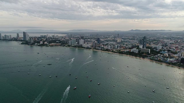 泰国芭堤雅海滩附近海上快艇的鸟瞰图视频素材