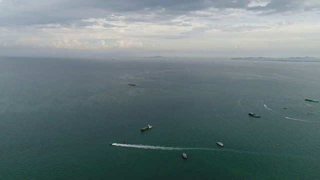 泰国芭堤雅海滩附近海上快艇的鸟瞰图视频素材