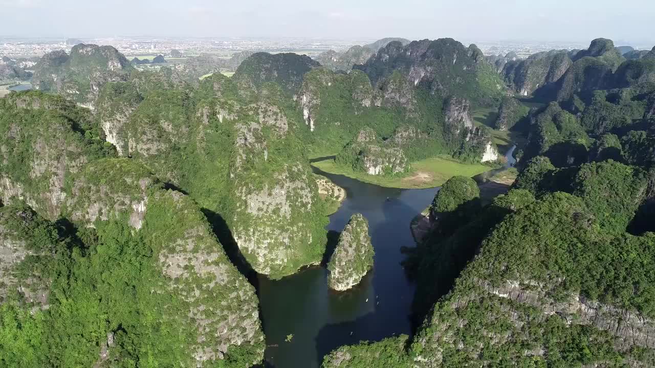 从高处俯瞰庄安生态旅游综合体视频素材