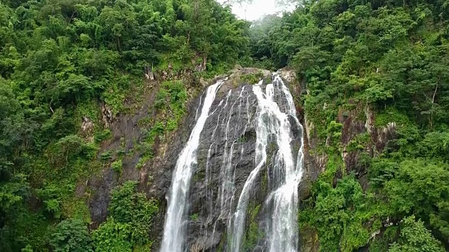 Klong Lan瀑布在Kampeang phet priince，泰国。与绿色的森林视频素材